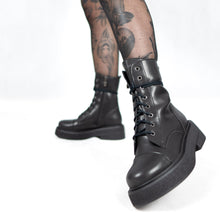 Load image into Gallery viewer, bottines vegan noires à lacets style rock