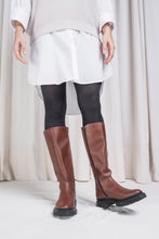 Charger l&#39;image dans la galerie, bottes en cuir vegan marron avec grosses semelles chunky