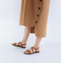 Load image into Gallery viewer, sandales plate en cuir vegan marron