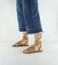 Load image into Gallery viewer, sandales en cuir vegan marron avec des clous dorés