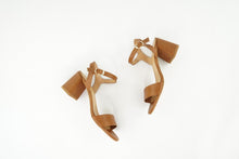 Load image into Gallery viewer, sandales à talons marron cuir vegan